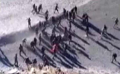 ഇന്ത്യ-ചൈനീസ് സൈനീകര് തമ്മിലുള്ള പോര് വ്യക്തമാക്കി വീഡിയോ പുറത്ത്; കല്ലെറിഞ്ഞും കയ്യാങ്കളിയിലുമെത്തി സംഘര്ഷം