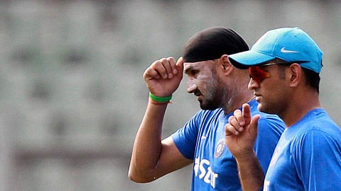 കമ്പനി പറ്റിച്ചു; പണി കിട്ടുന്നത് ധോനിക്കും ഭാജിക്കും