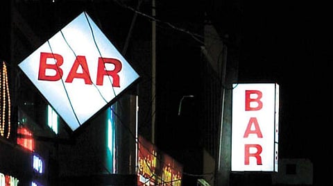 കൂടുതല് ബാറുകള് തുറക്കും; സംസ്ഥാന പാതകള് ഡീനോട്ടിഫൈ ചെയ്യാന് സര്ക്കാര് തീരുമാനം