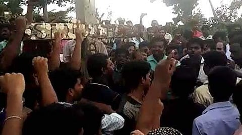 പൊലീസ് വലയം ഭേദിച്ച് ബോണക്കാട് മലയില് കുരിശുനാട്ടി വിശ്വാസികള്; ബലപ്രയോഗത്തില് പൊലീസുകാര്ക്ക് പരുക്ക്