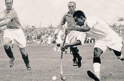 നീലവസന്തത്തിന്റെ ബ്ലാക്ക് ആന്ഡ് വൈറ്റ് സ്മരണകള് അഥവാ ഒരു മാന്ത്രിക കഥ