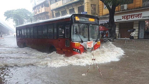 പെരുമഴയില് മുംബൈ നഗരം നിശ്ചലം; ഇന്നും മഴ തുടരുമെന്ന് മുന്നറിയിപ്പ്; ദശാബ്ദത്തിനിടയിലെ ശക്തമായ മഴയില് അഞ്ചുപേര് മരിച്ചു