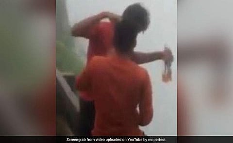 മദ്യലഹരിയില് യുവാക്കള് മരണത്തിലേക്കു ചാടി; സുഹൃത്തുക്കള് വീഡിയോയിലാക്കി (വീഡിയോ)