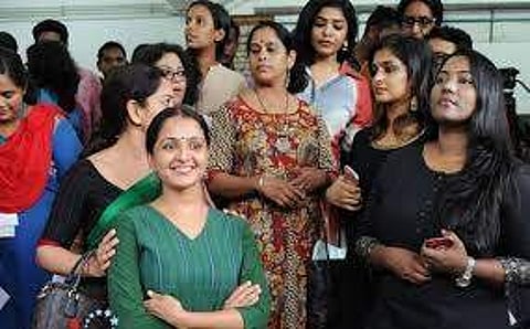 ചലചിത്ര പുരസ്കാര വേദിയില് ആക്രമിക്കപ്പെട്ട നടിക്ക് പിന്തുണയുമായി അവര് ഒത്തുചേര്ന്നു