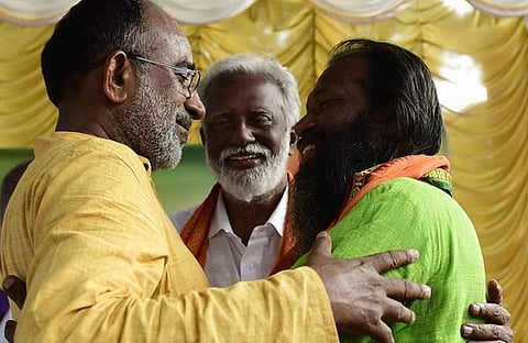 'ആ ഫോട്ടോ സത്യമാണ്, എന്നാല് ഞാന് ബിജെപിയില് ചേര്ന്നിട്ടില്ല'