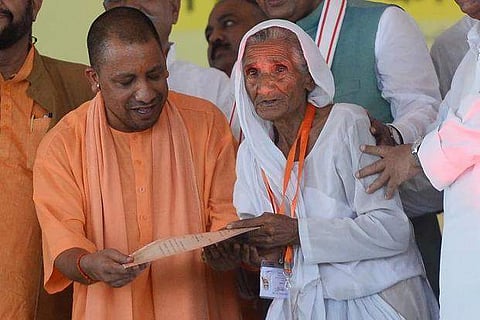 കടം വീട്ടാന് യുപി സര്ക്കാര് കര്ഷകര്ക്ക് നല്കിയത് 10 രൂപയും ഇരുപത് രൂപയും; ലക്ഷങ്ങള് വായപയുള്ള കര്ഷകരെ പറ്റിച്ച് ആദിത്യനാഥ്