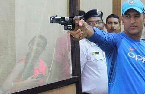 മഴ പ്രാക്ടീസ് മുടക്കിയപ്പോള് ധോനി തോക്കെടുത്തു;   പൊലീസുകാര്ക്ക് സ്ന്തോഷം