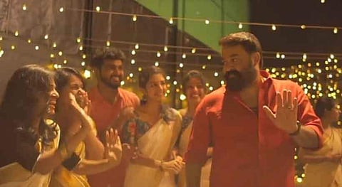 ഇനിയിപ്പൊ ഞാനായിട്ട് ജിമിക്കി കമ്മലിന് ചുവടുവെച്ചില്ലാന്ന് വേണ്ട: മോഹന്ലാലിന്റെയും കൂട്ടരുടെയും നൃത്തരംഗം