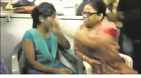 അന്യമതസ്ഥനെ പ്രണയിച്ചതിന് പെണ്കുട്ടിയുടെ മുഖത്തടിച്ചു: ബിജെപി വനിതാ നേതാവിനെതിരെ പൊലീസ് കേസെടുത്തു