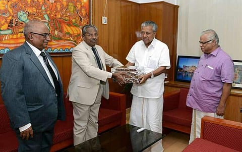 സോളാര് ഇടപാടില് ഉമ്മന്ചാണ്ടിയുടെ ഓഫീസിന് വീഴ്ച പറ്റിയെന്ന് റിപ്പോര്ട്ട്; പരിശോധിച്ച ശേഷം പറയാമെന്ന് മുഖ്യമന്ത്രി