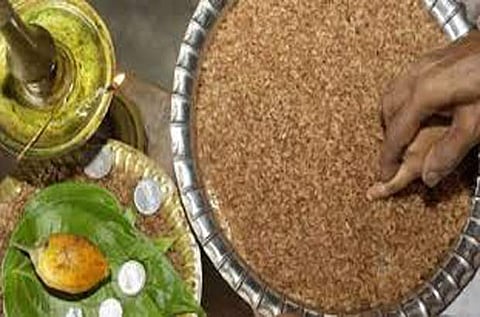 ഇന്ന് വിജയദശമി; അറിവിന്റെ വെളിച്ചത്തിലേക്ക് പിച്ചവെച്ച് കുരുന്നുകള്