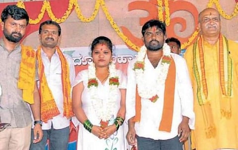 'ലൗ ജിഹാദ്' അവിടെ നിക്കട്ടെ; ഹിന്ദു കാമുകിയെ വിവാഹം ചെയ്യാന് മുസ്ലിം യുവാവ് മതം മാറി; വിവാഹം നടത്തിയത് ഹിന്ദുമഹാസഭ