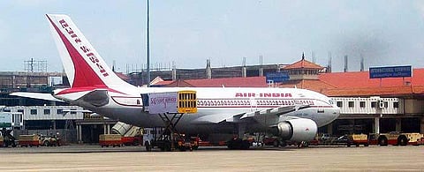 നെടുമ്പാശ്ശേരി വിമാനത്താവളത്തില് ബോംബ് വച്ചെന്ന് 'തമാശ' ; ജീവനക്കാരികളുടെ ജോലി പോയി