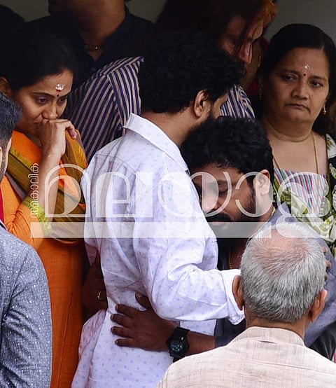 നടിയെ ആക്രമിച്ച കേസില് ജയിലില് കഴിയുന്ന നടന് ദിലീപ് കോടതിയുടെ പ്രത്യേക അനുമതി വാങ്ങി പിതാവിന്റെ ശ്രാദ്ധചടങ്ങില് പങ്കെടുക്കാന് ആലുവയിലെ വീട്ടില് എത്തിയപ്പോള്/ ചിത്രം ആല്ബിന് മാത്യു, എക്സ്പ്രസ