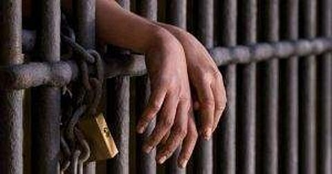 ഗോവധം ആരോപിച്ച് യുപിയില് പ്രായപൂര്ത്തിയാകാത്ത രണ്ട് പെണ്കുട്ടികളെ ജയിലില് അടച്ചു