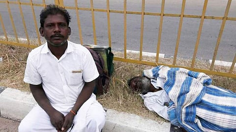 ബസ് യാത്രക്കാരന് മരിച്ചു; മൃതദേഹം പെരുവഴിയില് ഉപേക്ഷിച്ച് കണ്ടക്ടര്