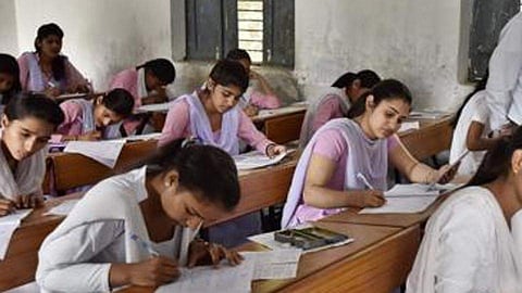 മോഷണ കുറ്റം ആരോപിച്ച് കൗമാരക്കാരികളെ തുണിയുരിഞ്ഞ് പരിശോധിച്ചു