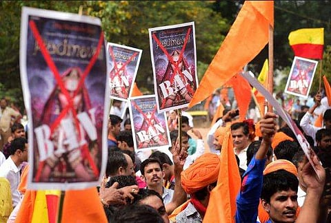 പത്മാവതിയിലെ ഗാനത്തിനൊപ്പം വിദ്യാര്ത്ഥികള് നൃത്തം ചെയ്തതിന് കര്ണിസേന സ്കൂള് അടിച്ചു തകര്ത്തു