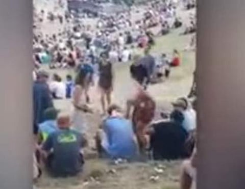 മേല് വസ്ത്രം ധരിക്കാതെ എത്തിയ യുവതിയെ സ്പര്ശിച്ച യുവാവിന് കിട്ടിയത് എട്ടിന്റെ പണി; (വീഡിയോ)