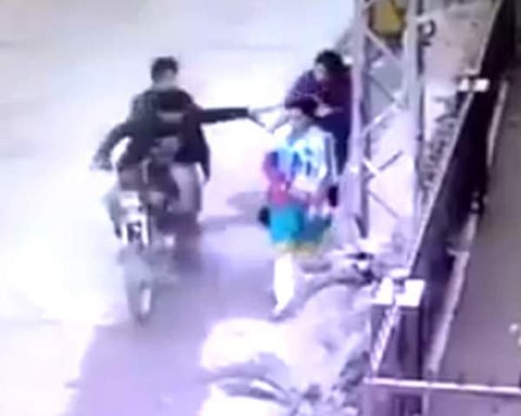 മോഷ്ടാവിനെ അടിച്ച് വീഴ്ത്തി, പിന്നെയും തല്ലി; പാകിസ്ഥാനി പെണ്കുട്ടിയുടെ വീഡിയോ