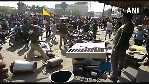 പദ്മാവതിനെതിരെ പ്രതിഷേധം ; ഉത്തരേന്ത്യയില് വ്യാപക അക്രമം ; കര്ണിസേനയ്ക്കെതിരെ കോടതിയലക്ഷ്യ കേസ്