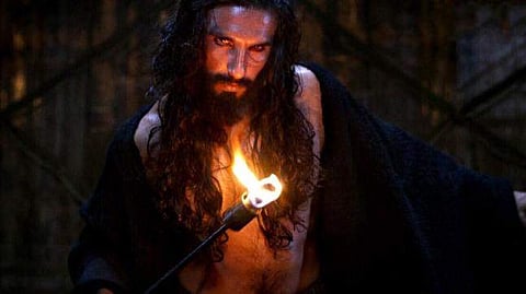 അലാവുദ്ദീന് ഖില്ജിയുടെ ബൈസെക്ഷ്വല് കഥാപാത്രം ഏറെ വെല്ലുവിളികളുണ്ടാക്കി; മനസു തുറന്ന് രണ്വീര്