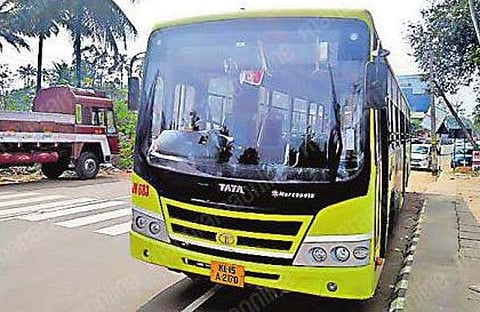 ലോ ഫ്ളോര് ബസ് അടിച്ചുമാറ്റാനുള്ള ശ്രമം പാളി; മോഷ്ടാവ് താക്കോലുമായി കടന്നു, കെഎസ്ആര്ടിസി വഴിയരികില്