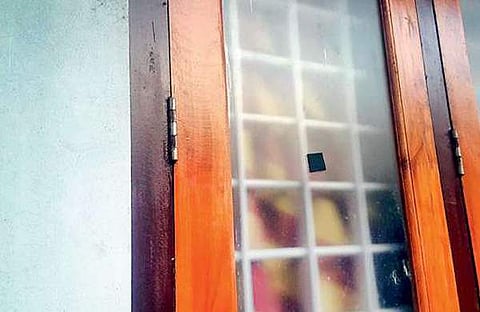 കറുത്ത സ്റ്റിക്കര്; ആശങ്ക വേണ്ട, ഭീതിയുളവാക്കുന്ന സന്ദേശം പ്രചരിപ്പിക്കരുതെന്ന് മുഖ്യമന്ത്രി