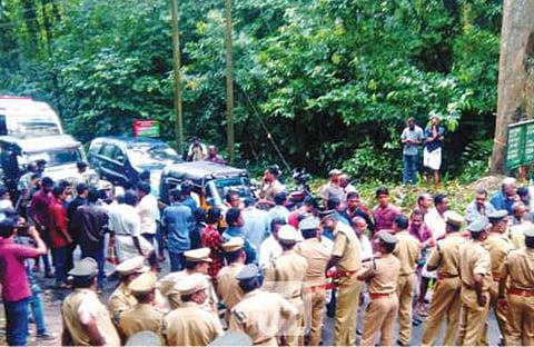 കുരിശുമല യാത്രയില് സമവായ നീക്കവുമായി രമേശ് ചെന്നിത്തല; മുഴുവന് വിശ്വാസികളേയും കയറ്റിവിടണമെന്ന് സഭാനേതൃത്വം