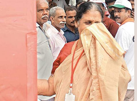 ഒളിവില് താമസിക്കുന്ന വീട്ടില് പെണ്ണുണ്ടോ എന്ന് നോക്കിയല്ല കമ്യൂണിസ്റ്റുകാര് രാഷ്ട്രീയ പ്രവര്ത്തനം നടത്തിയത്; പോരാട്ടമെന്നത് ബല്റാമിന് അറിയില്ലെന്നും സരോജിനി ബാലാനന്ദന്