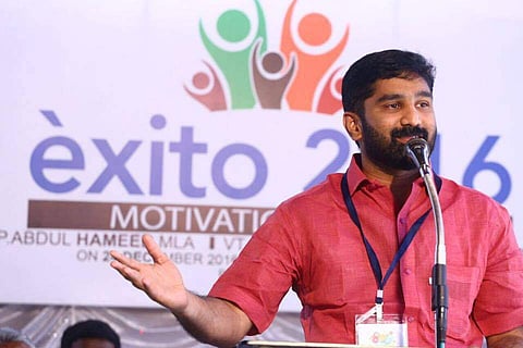 എംഎം മണി വിവരദോഷി; മന്ത്രിയെ തിരുത്താനുള്ള ജീവിതം പാര്ട്ടിക്കും സര്ക്കാരിനുമില്ലെന്ന് ബല്റാം