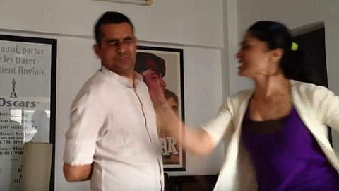 മോശമായി പെരുമാറിയ സംവിധായകന്റെ കരണം പുകച്ച് നടി , ദൃശ്യങ്ങള് വൈറല് ( വീഡിയോ )