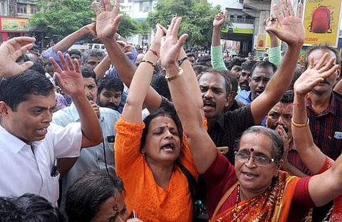 ലക്ഷക്കണക്കിന് അയ്യപ്പ ഭക്തരെ അപമാനിക്കുന്നു, എന്എസ്എസ് വാദങ്ങളെ എതിര്ത്ത് സുപ്രിം കോടതിയില് ഹര്ജി