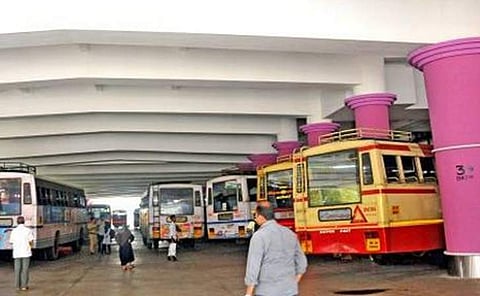 ഓട്ടത്തിനിടെ വഴിയരികിൽ നിർത്തിയിട്ടും സമരം; കെഎസ്ആർടിസി മിന്നൽ പണിമുടക്കിൽ വലഞ്ഞ് ജനം; കുടുംബശ്രീ പരിശീലനം നിർത്തിവച്ചു