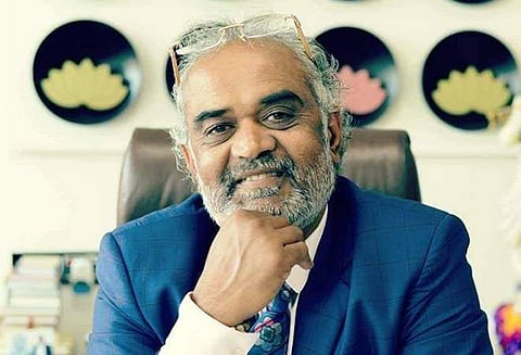 ദീപാവലി സമ്മാനമായി 600 പേര്ക്ക് കാറും 1000 പേര്ക്ക് ഫ്ലാറ്റും: ഈ വജ്രമുതലാളി മുത്താണ്