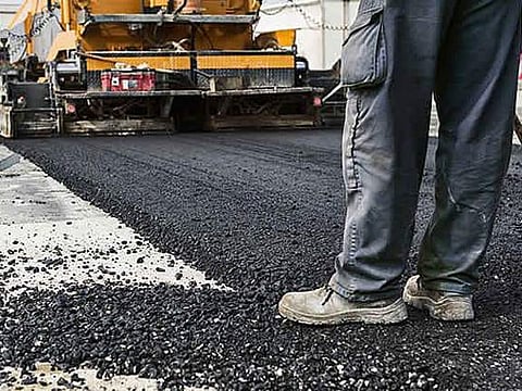 കരാറുകാരനെ അറസ്റ്റ് ചെയ്യാന് നടപടി; റോഡ് പണി ഊര്ജ്ജിതമായി, അര്ധരാത്രിയും നിരീക്ഷിച്ച് കലക്ടര്