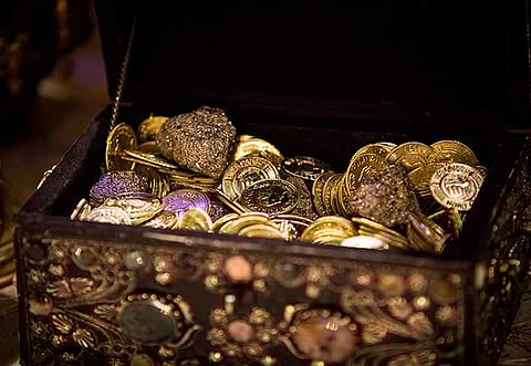 നഗരസഭ ശുചിമുറിയുടെ ടാങ്ക് പൊളിച്ചപ്പോള് നിധി!; പൊലീസ് സ്റ്റേഷനിലേക്ക് തുരുതുരാ കോളുകള്, പടം പകര്ത്താന് ഫോട്ടോഗ്രാഫര്മാരുടെ തിരക്ക്, ഒടുവില് നടന്നത്