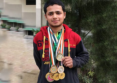 ഉന്നം പൊന്നാക്കാന് ഒറ്റക്കൈ മതി; മനിഷ് നര്വല് വേറെ ലെവലാണ്