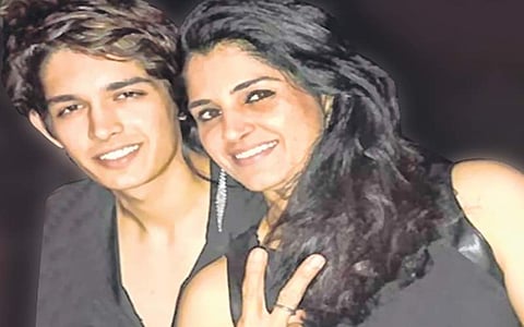 ലഹരിമരുന്നിനെ ചൊല്ലി തർക്കം , അമ്മയെ തള്ളിയിട്ടുകൊന്നു, യുവ മോഡൽ അറസ്റ്റിൽ