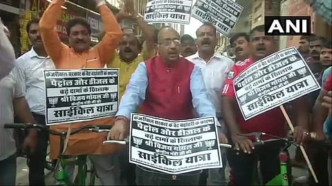 ഇന്ധന വില കുറയ്ക്കണമെന്ന് ആവശ്യപ്പെട്ട് കേന്ദ്രമന്ത്രിയുടെ സൈക്കിള് യാത്ര; പ്രതിഷേധം കെജ്രിവാള് സര്ക്കാരിനെതിരെ !