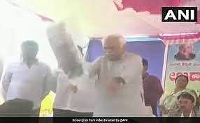 ആദരിക്കുന്നത് ഇങ്ങനെയോ ? ; കായിക താരങ്ങള്ക്ക് സ്പോര്ട്സ് കിറ്റ് വലിച്ചെറിഞ്ഞ് നല്കി മന്ത്രി, വിവാദം (വീഡിയോ )