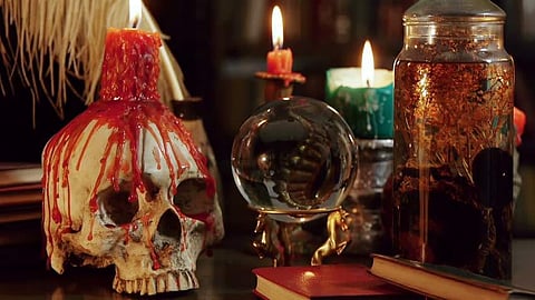 നഗരസഭാ സെക്രട്ടറിയുടെ മുറിയില് ചെമ്പ് തകിടും ജപിച്ച വെള്ളവും; തന്നെ പുകച്ചു പുറത്തുചാടിക്കാനുള്ള കൂടോത്രമാണെന്ന് സെക്രട്ടറി