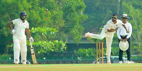 ജലജ് മാജിക്ക്; സെഞ്ച്വറിക്ക് പിന്നാലെ ഏഴ് വിക്കറ്റുകള്; കേരളം വിജയത്തിലേക്ക്