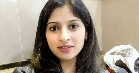 പ്രസവം അടുത്തിരുന്ന യുവതിയുടെ വയറ്റിലേക്ക് മുന് ഭര്ത്താവ് അമ്പെയ്തു; അമ്മ മരിച്ചു, കുഞ്ഞിനെ പുറത്തെടുത്തു