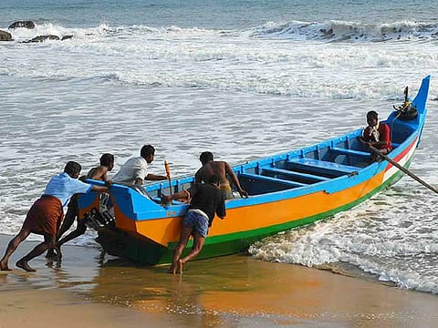 കടലില് പോകുന്ന മത്സ്യത്തൊഴിലാളികള്ക്ക് സാറ്റലൈറ്റ് ഫോണും നാവിക് ഉപകരണങ്ങളും: തൊഴിലാളികള് ഓരോരുത്തരും നല്കേണ്ടത് 1500 രൂപ