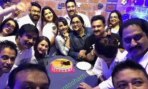 സ്നേഹം പങ്കിടാന് 80കളിലെ താരങ്ങള് വീണ്ടും ഒത്തുകൂടി; ചിത്രങ്ങള് കാണാം