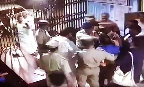 ഇരുമുടിക്കെട്ട് നിലത്തിട്ട് കെ സുരേന്ദ്രന്; വീഡിയോ സോഷ്യല്  മീഡിയയില് വൈറല്