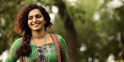'പല്ലവി ഓണ് ചാനല് സര്...'; പാര്വതിയുടെ ഉയരെയുടെ മോഷന് പോസ്റ്റര് കാണാം