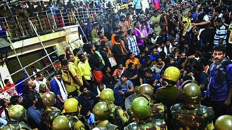 സന്നിധാനത്ത് വിലക്ക് ലംഘിച്ച് വീണ്ടും നാമജപം; പ്രതിഷേധക്കാരെ അറസ്റ്റ് ചെയ്തു