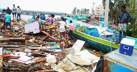 ഗജയില് തകര്ന്ന തമിഴ്നാടിന് സഹായവുമായി കേരളം; 10 കോടി രൂപ ധനസഹായം നല്കും